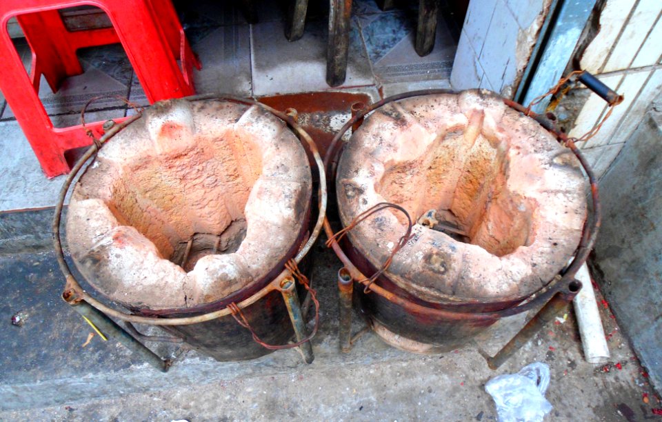 Two charcol briquette cookers in Haikou (triple) 01