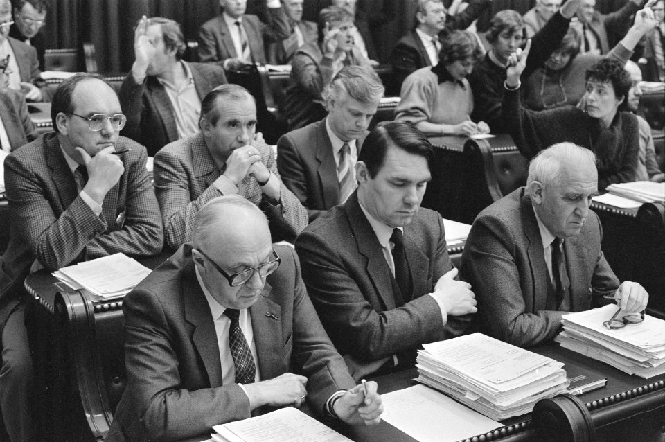 Tweede Kamer klein rechts in de Kamer Van dis , Van de Vlies , Van Rossum , Lee, Bestanddeelnr 933-2561