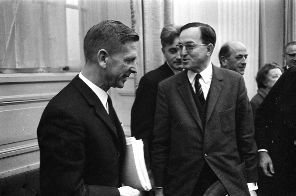 Tweede Kamer motie heer Aarden (KVP), de heer Aarden, en Minister van Defensie D, Bestanddeelnr 920-9187