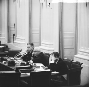 Tweede Kamer loondebat en Sociale Zaken , minister Veldkamp telefoneert, Bestanddeelnr 917-2432