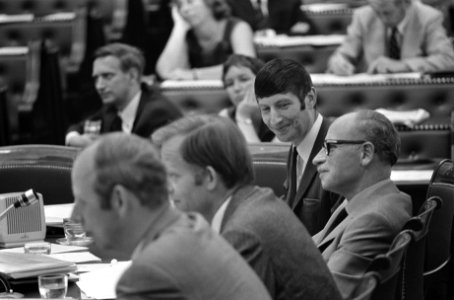 Tweede Kamer debatteert over radio-piraten-zenders (uitvoering verdrag van Straa, Bestanddeelnr 926-5111