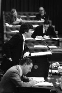 Tweede Kamer Lubbers spreekt, naast hem staatssecretaris Hazekamp, Bestanddeelnr 927-6393