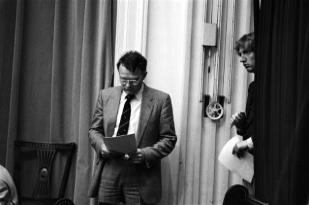 Tweede Kamer Janmaat met rechts drs. Vierling (fractiemedewerker), Bestanddeelnr 932-9714