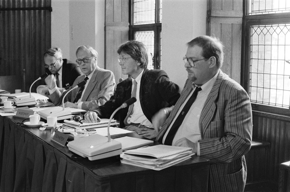 Tweede Kamer hoorzitting kleine criminaliteit v.l.n.r. Kamerleden Roethof (PvdA, Bestanddeelnr 933-9755