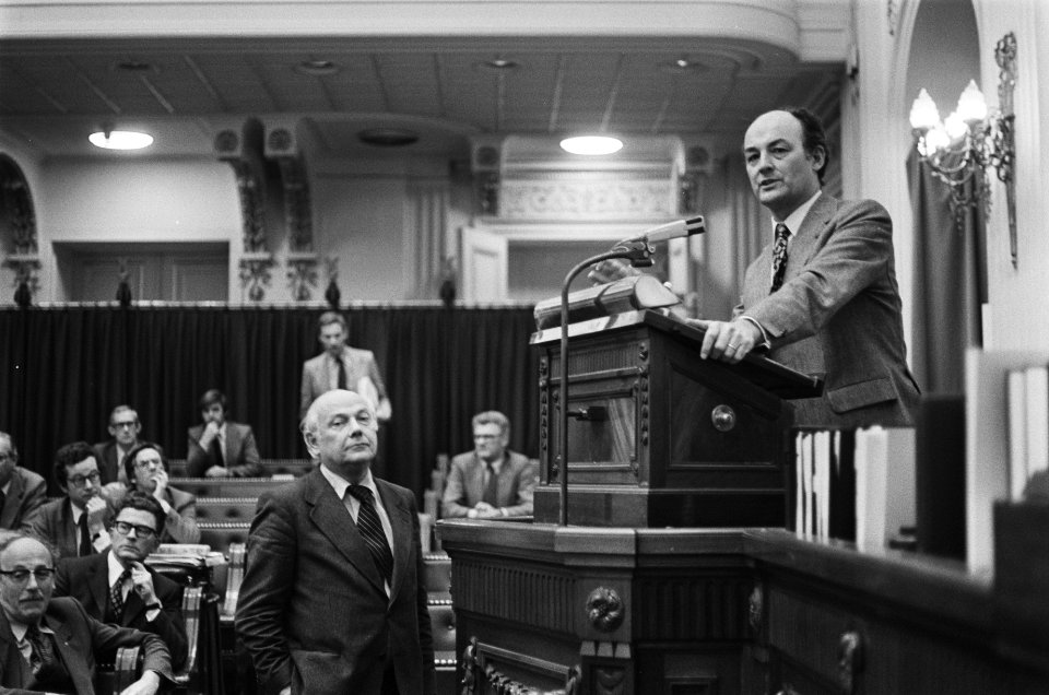 Tweede Kamer in verband met debat neutronenbom eisen Aantjes en Den Uyl verkla, Bestanddeelnr 929-5970