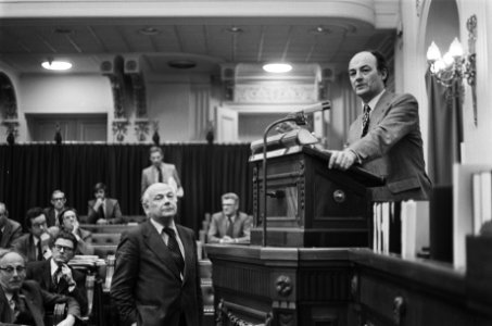 Tweede Kamer in verband met debat neutronenbom eisen Aantjes en Den Uyl verkla, Bestanddeelnr 929-5970