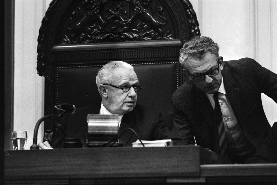 Tweede Kamer minister Witteveen en staatssecretaris Grapperhaus beantwoorden v, Bestanddeelnr 924-0439