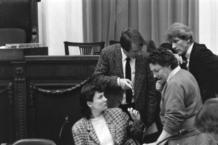 Tweede Kamer herziening vreemdelingenwet vlnr van Es (PSP), Krajenbrink (CDA, Bestanddeelnr 933-8165