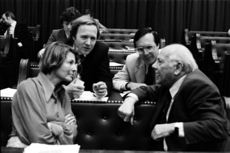 Tweede Kamer Den Uyl (rechts) in D66 bank , v.l.n.r mevrouw Wessel Tuinstra , , Bestanddeelnr 930-8957