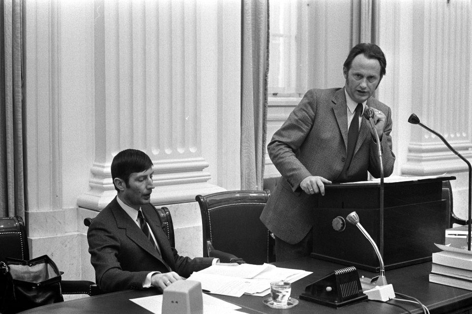 Tweede Kamer minister Boersma (staand) en minister Van Agt, Bestanddeelnr 925-3896