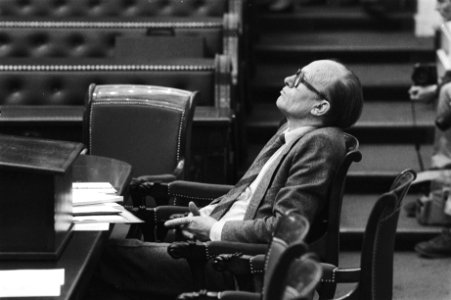 Tweede Kamer interpellatiedebat over infiltrant in vredeskamp Woensdrecht nr., Bestanddeelnr 932-9702