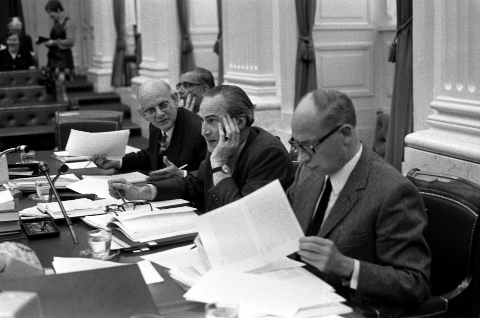 Tweede Kamer Defensie begroting v.l.n.r. De Goede , De Gaay Fortman , minister , Bestanddeelnr 927-0745