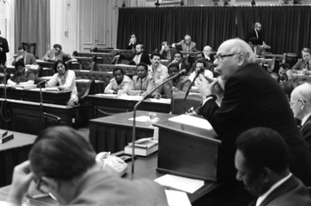 Tweede Kamer onafhankelijkheid Suriname 11 Den Uyl aan het woord met op achter, Bestanddeelnr 928-2218