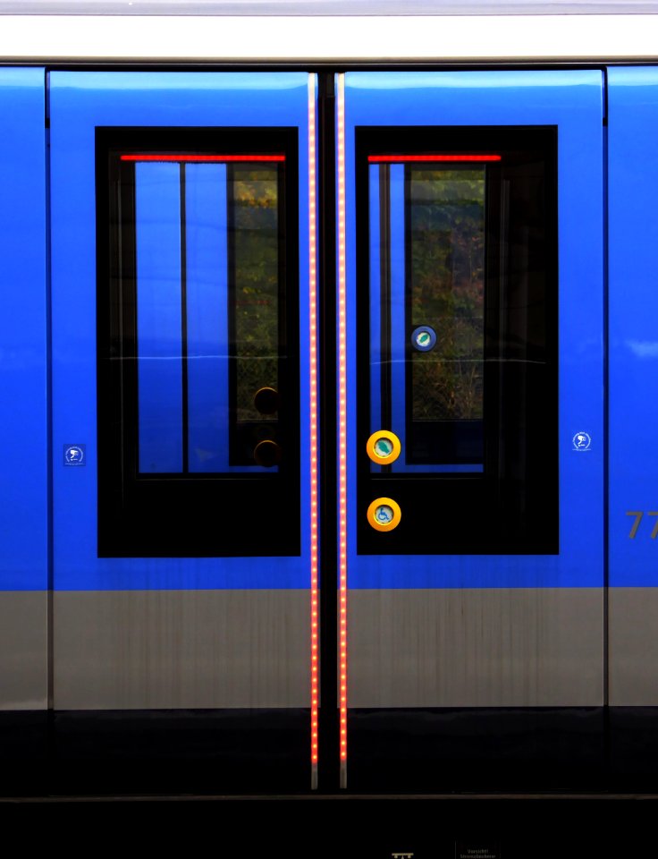U-Bahn München, C-Zug mit Leuchtkonturen an Türen, 1
