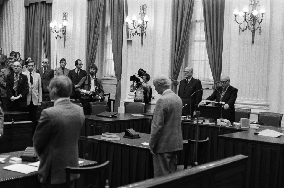 Tweede Kamer neemt voor het debat een minuut stilte in acht voor de slachtoffers, Bestanddeelnr 929-0988