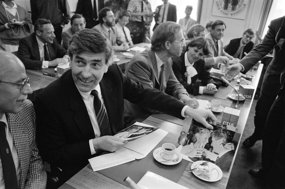 Tweede Kamer fractievergaderingen premier Lubbers laat fotos van verkiezingsa, Bestanddeelnr 933-6629