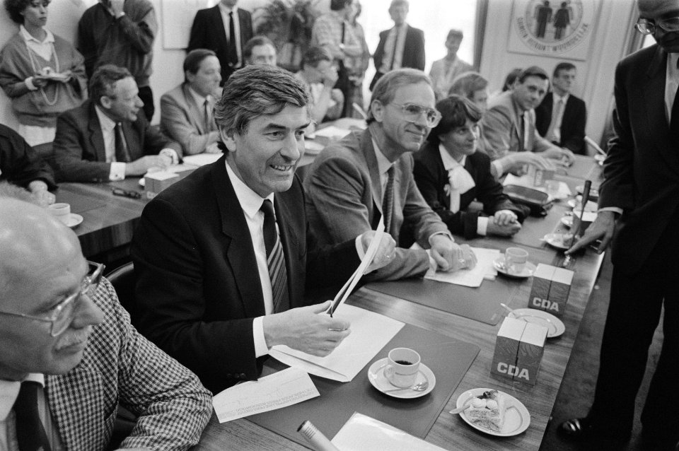 Tweede Kamer fractievergaderingen Lubbers (l), Ruding (m) en anderen aan verg, Bestanddeelnr 933-6632