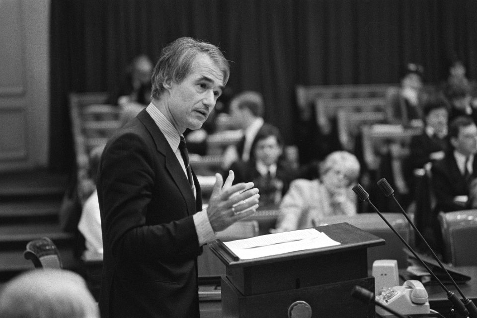 Tweede Kamer minister Smit Kroes wacht op vragen over giframp in Rijn ministe, Bestanddeelnr 933-8116