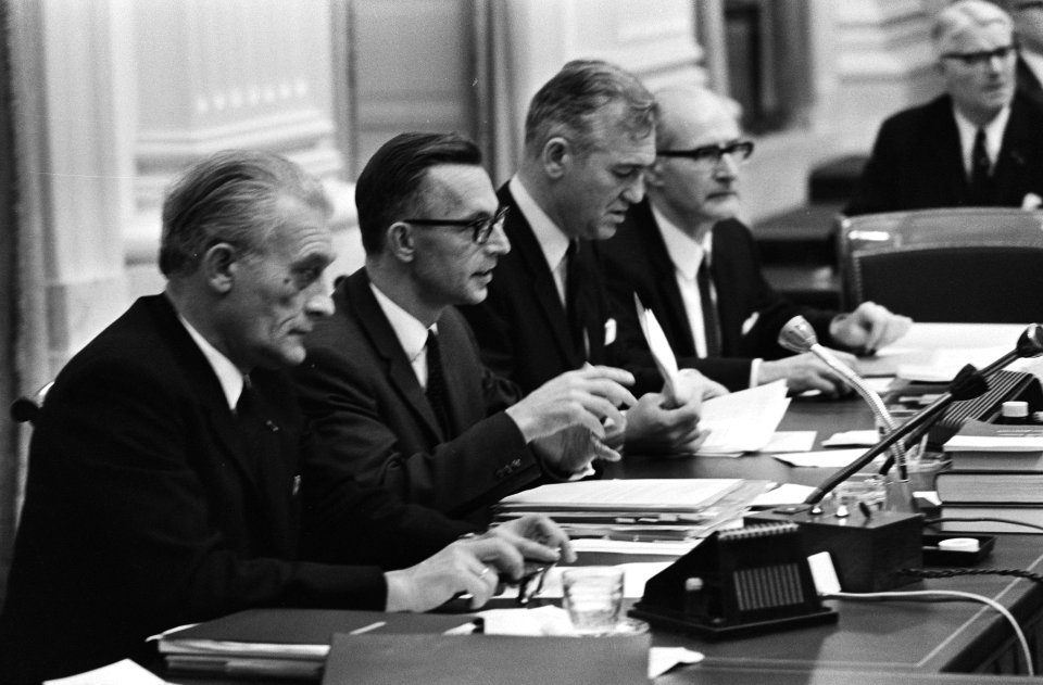Tweede Kamer behandelt brieven van ministerie van Sociale Zaken, Economische Zak, Bestanddeelnr 924-2109