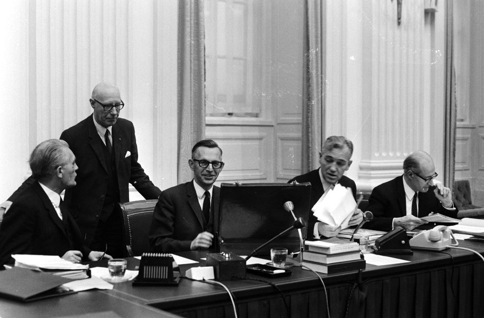 Tweede Kamer behandelt brieven van ministerie van Sociale Zaken, Economische Zak, Bestanddeelnr 924-2111