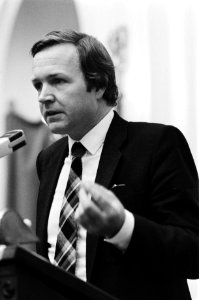 Tweede Kamer Jan Terlouw spreekt, kop, Bestanddeelnr 930-8981