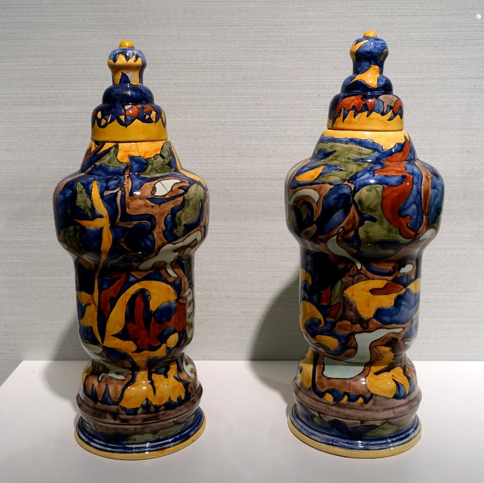 Two covered vases, Theodorus A. Chr. Colenbrander, Haagsche Plateelbakkerij, Rozenburg, Den Haag, 1886, certamic - Hessisches Landesmuseum Darmstadt - Darmstadt, Germany - DSC00833