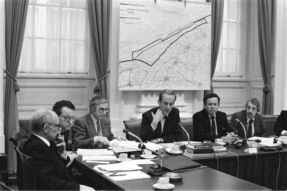 Tweede Kamer minister Braks (Landbouw) en Winsemius (Milieu) tijdens UVC over , Bestanddeelnr 932-9065