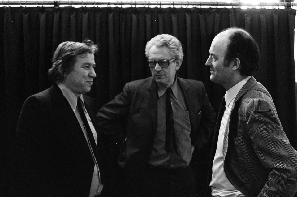 Tweede Kamer huurwetswijziging, staatssecretaris Van Dam (l), Bakker (CPN) en Aa, Bestanddeelnr 927-7989