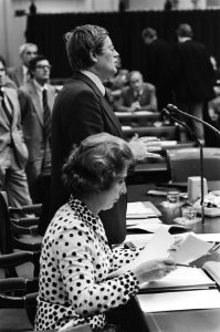 Tweede Kamer debat problematiek Molukse minderheid minister Wiegel staand met m, Bestanddeelnr 929-8783