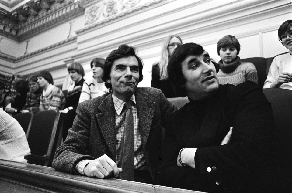 Tweede Kamer debat uitwijzing ex-CIA man Philip Agee Agee (l) en Van de Berg (, Bestanddeelnr 929-5560