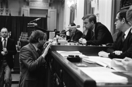 Tweede Kamer debat over Volkhuisvesting, Marcel van Dam (l) in gesprek met kamer, Bestanddeelnr 931-1715