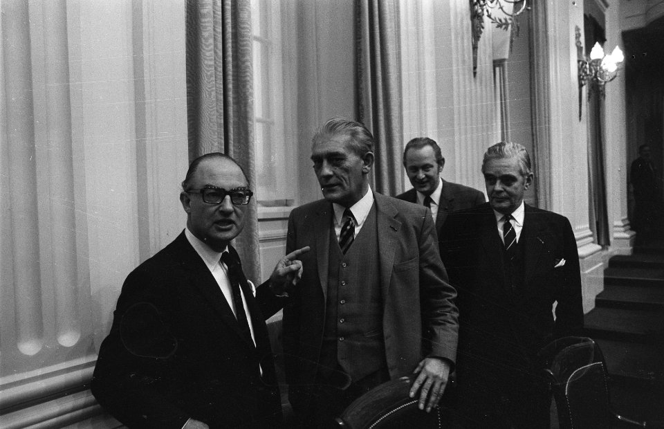 Tweede Kamer gaat akkoord met gewijzigde loonmaatregel voor 1971 v.l.n.r. Sch, Bestanddeelnr 924-1016