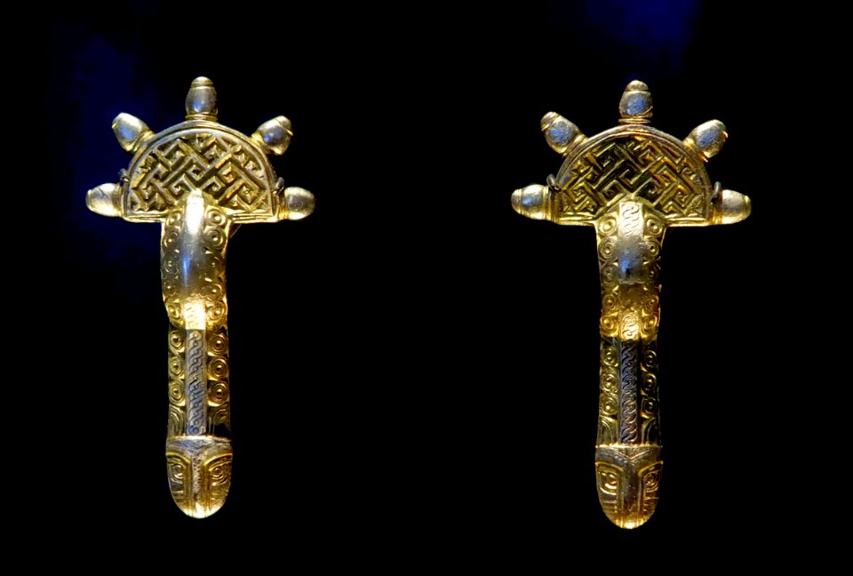 Two fibulae from a woman's grave, Kirchheim am Neckar, Kreis Ludwigsburg, c. 480, gilt silver - Landesmuseum Württemberg - Stuttgart, Germany - DSC02924