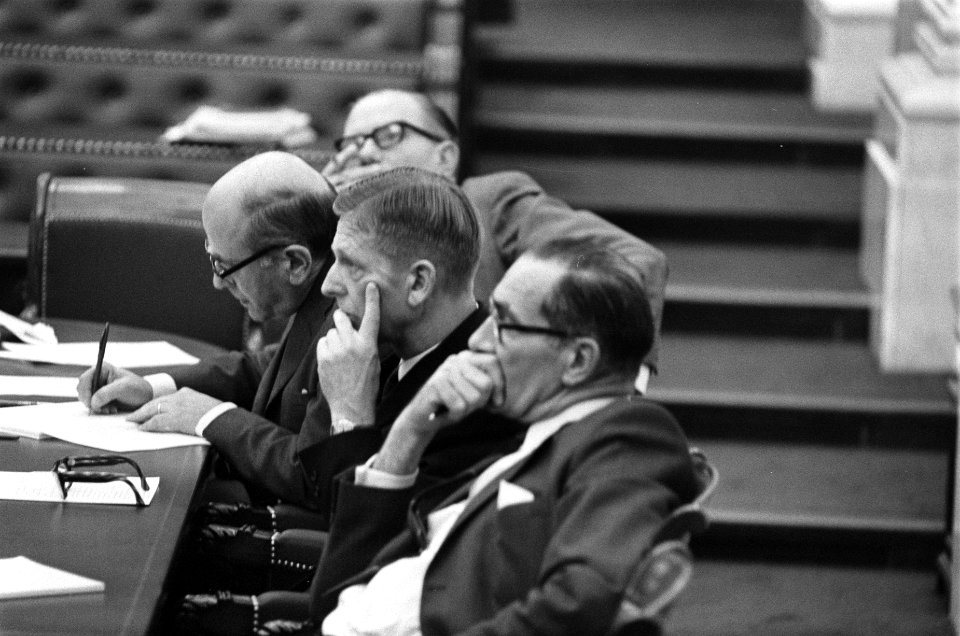 Tweede Kamer defensie begroting. Staatssecretaris Van Esch , staatssecretaris Du, Bestanddeelnr 922-9197