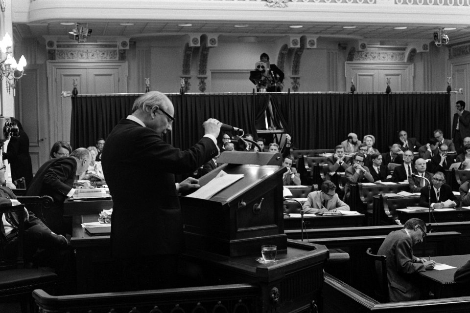 Tweede Kamer debatten over regeringshouding t.o.v. Amerikaanse inval in Cambod, Bestanddeelnr 923-5208