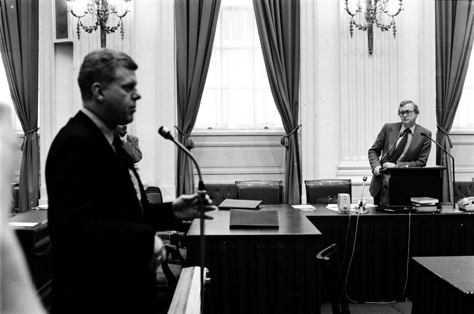 Tweede Kamer interpellatie Dolman Duisenberg (l) interrumpeert minister Andri, Bestanddeelnr 929-6241