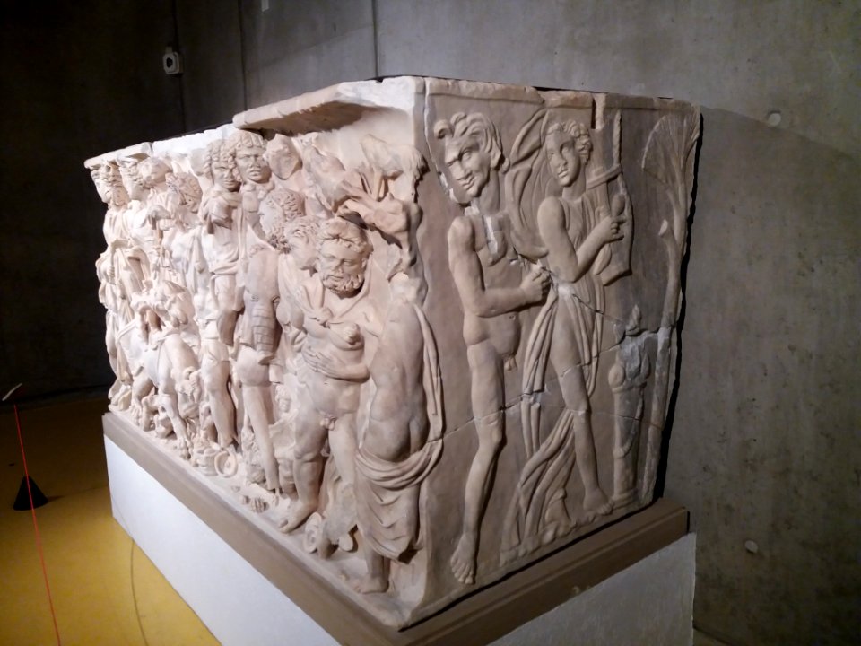 Musée Lugdunum - Sarcophage - Triomphe de Bacchus - Angle droit