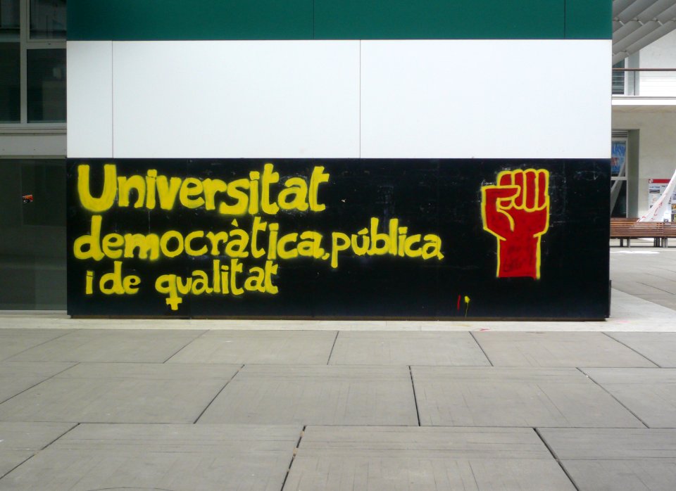 Mural universitat democràtica pública i de qualitat UPF