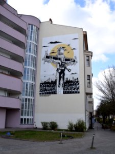 Mural "Collateral Crucifixion" ("FreeAssangeYesterday") in der Stresemannstraße 15 in Berlin Kreuzberg
