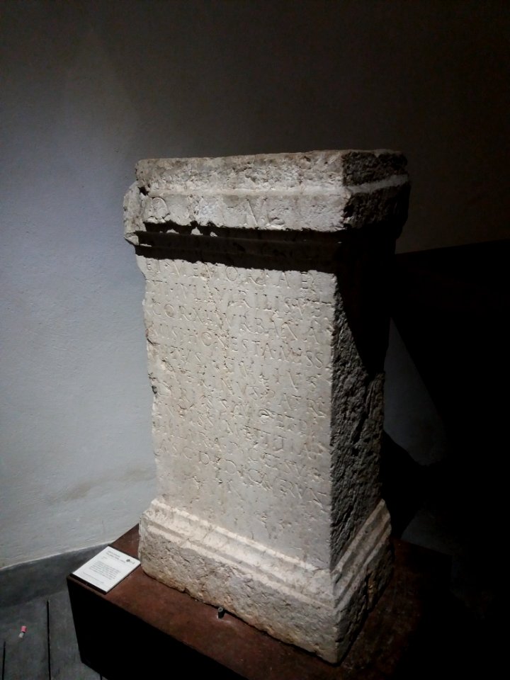 Musée Lugdunum - AC091 - Stèle à la mémoire de Titus Julius Virilis