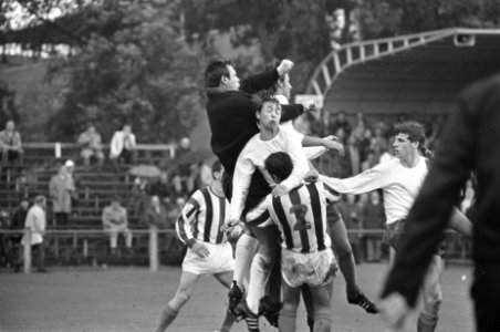 Muller (Blauw-Wit) is in duel met keeper Bravenboer, Bestanddeelnr 921-7032