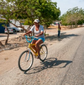 Mujer transportandose por la Avenida Principal del Espinal