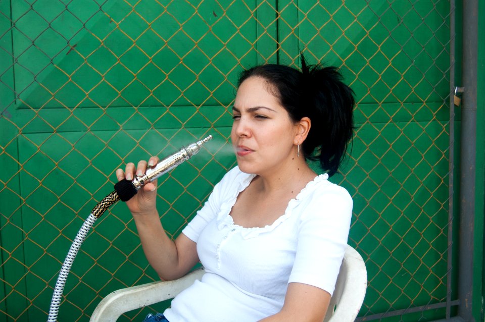 Mujer venezolana fumando Narguilé