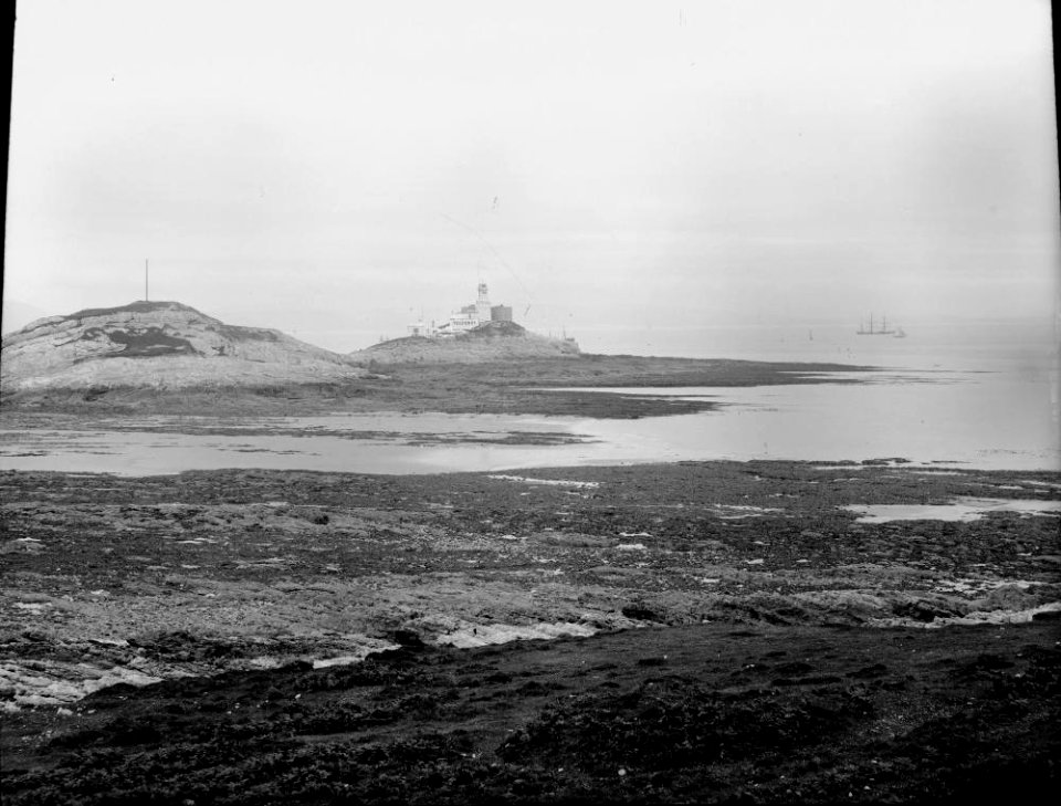 Mumbles lighthouse and sailing boats at Bracelet bay (1294644)