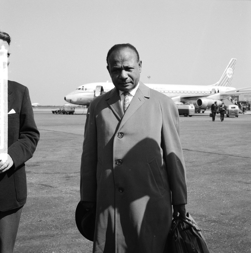 Nicolaas Jouwe uit Amerika (persconferentie op Schiphol), Bestanddeelnr 914-0024