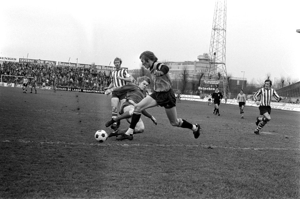 Nico Jansen (midden) in duel met keeper Doesburg, Bestanddeelnr 926-9948