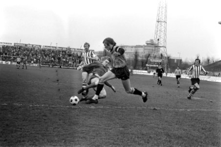 Nico Jansen (midden) in duel met keeper Doesburg, Bestanddeelnr 926-9948