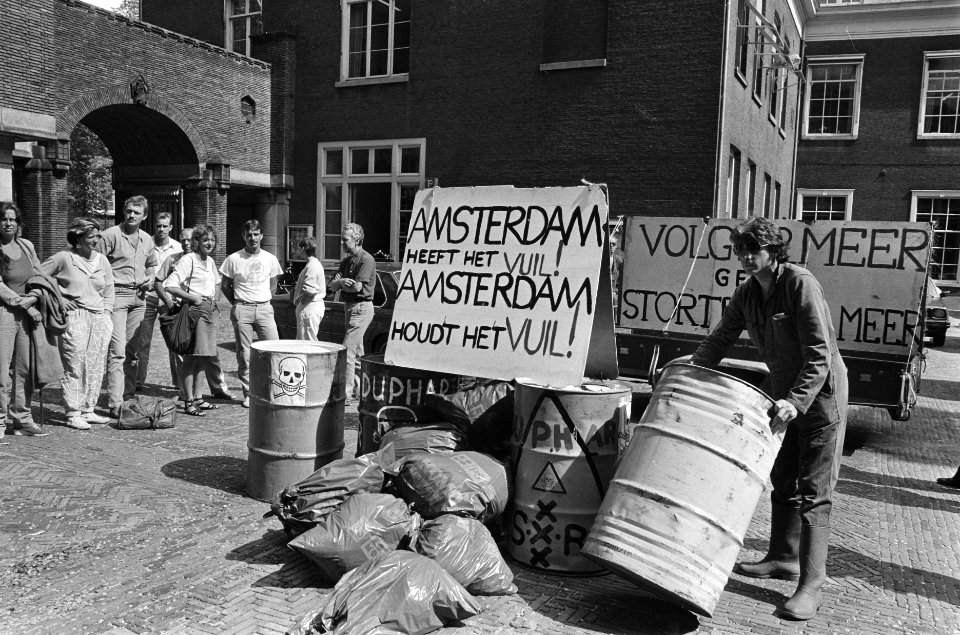 Omwonenden vuilstortplaats Volgermeerpolder protesteren bij stadhuis van Amsterd, Bestanddeelnr 933-3381