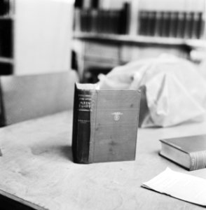 Omslag en schutblad van Nederlandse uitgave van Mein Kampf (Hitler), Bestanddeelnr 927-7425