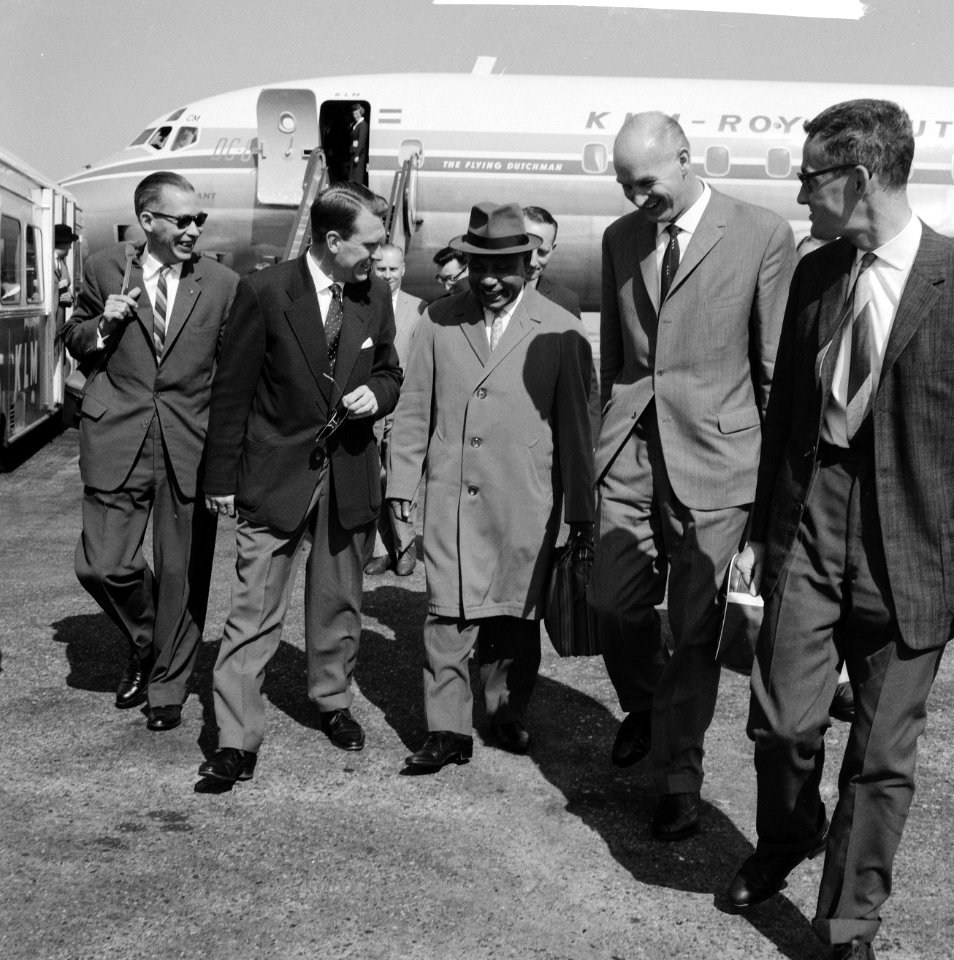 Nicolaas Jouwe uit Amerika (persconferentie op Schiphol), Bestanddeelnr 914-0029